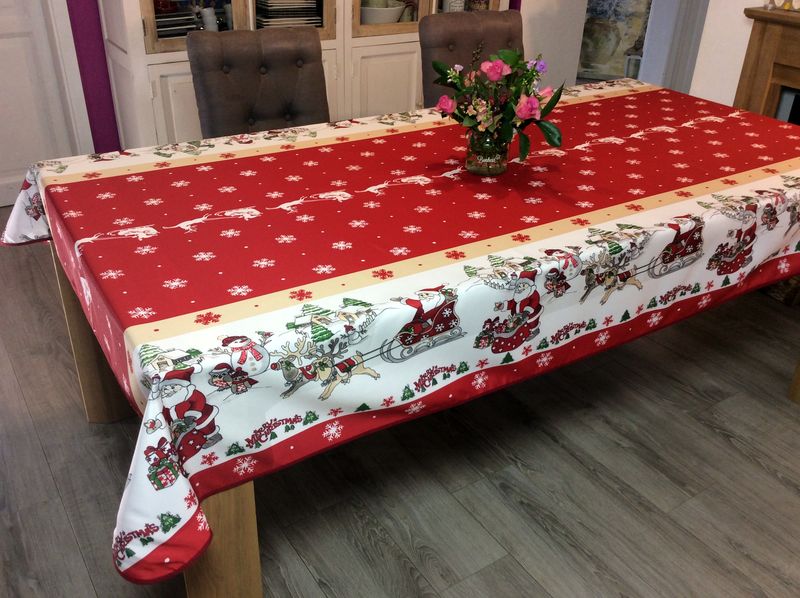 Nappe Père Noël, étoiles et cadeaux, blanc-rouge, ovale, 150x240cm, 100%  polyester anti-taches