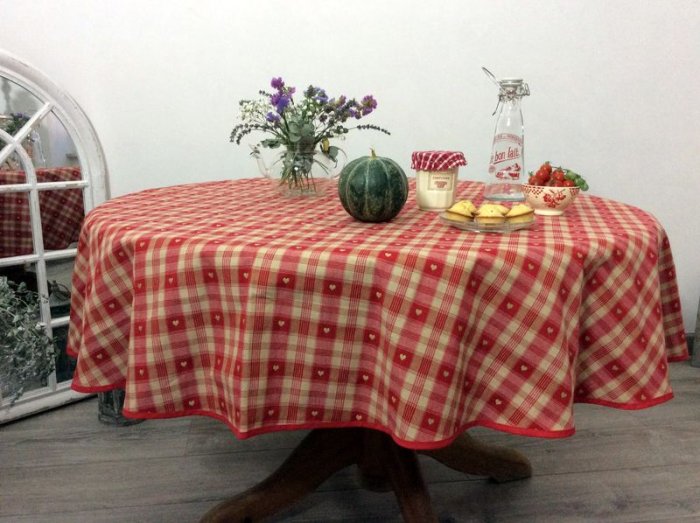 Nappe Cervin, carreaux et coeurs, rouge, ronde Ø 180 cm, Ø 230 cm, polycoton tissé