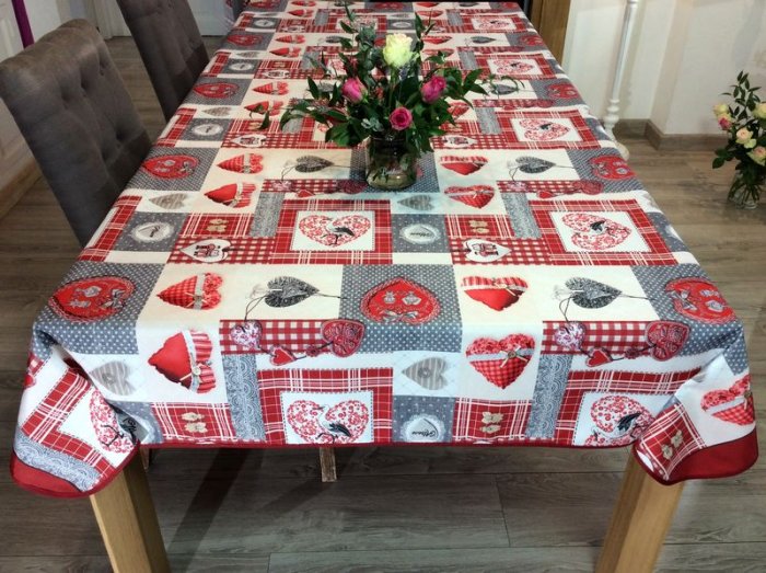 Nappe alsacienne Patchwork coeur d'Alsace et cigogne, rouge-gris, carrée 150x150 cm, 100% polyester anti-taches