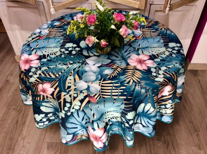 Nappe Kelly Feuillage Exotique Et Fleurs Rose Sur Fond Bleu Ou Blanc