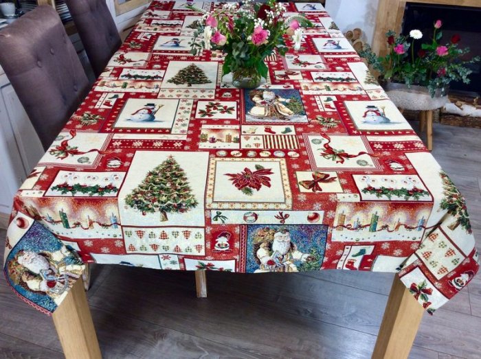 Nappe de Noël Ladan, patchwork, père Noël, bonhomme de neige, sapins, houx, bougies, rouge, beige, rectangulaire, polycoton jacquard lurex