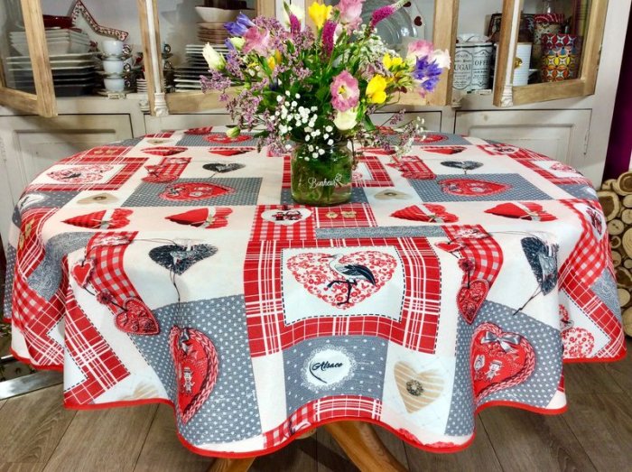 Nappe alsacienne, Patchwork coeur d'Alsace et cigogne, rouge-gris, ronde Ø160 cm, 100% polyester anti-taches