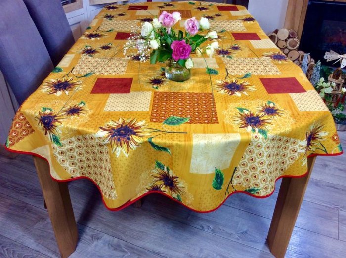 Nappe provençale, patchwork tournesols, jaune, ovale, 150 x240 cm, 100% polyester anti-taches