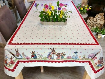 Nappe de Pâques fleurie, famille lapins et oeufs, frise bordeaux, centrée sur fond beige, rectangulaire 140x240 cm, polycoton jacquard