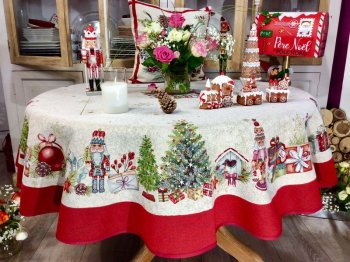 Nappe Noël, Casse-noisettes, sapins verts, cadeaux, flocons, sur un fond beige marbré centrée, ronde Ø 185 cm, polycoton jacquard