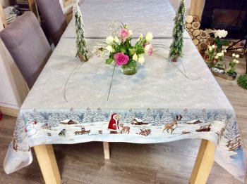 Nappe de Noël, Enfant-Noël nourrissant un faon, cerfs, animaux du bois, sapins, ciel étoilé, centrée, rectangulaire, polycoton jacquard