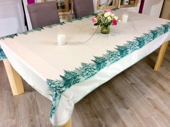 Nappe, Forêt d'hiver, sapins verts, flocons de neige, fond écru, rectangulaire, 100% polyester anti-taches