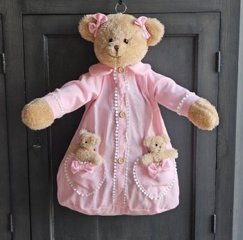 Peluche oursonne, range-pyjama, étoffe rose avec des coeurs, rubans et bébés, 60 cm, polyester