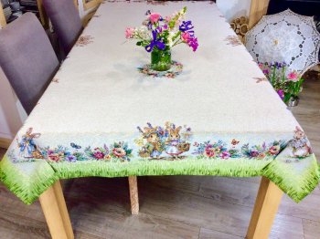 Nappe Les amoureux du printemps, couple de lapins, papillons, fleurs, fond beige, centrée, deux couronnes, rectangulaire 140x240 cm, polycoton jacquard