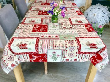 Nappe Montagne, patchwork, coeurs, chalets, sapins, edelweiss, rouge, beige, sur fond écru, rectangulaire, polycoton jacquard, réversible